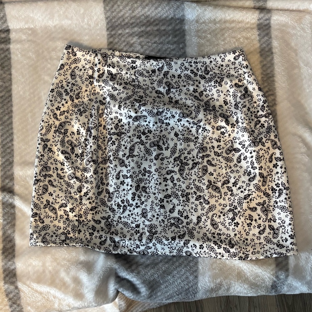 Kendall & Kylie Black and White Floral Mini Skirt